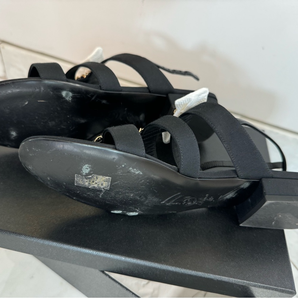 Chanel sandals only wore once. New model from 2023 limited edition - Picture 2 of 2